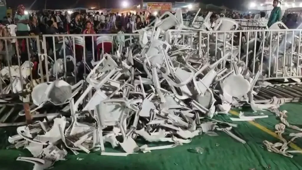 भोरमदेव महोत्सव में भीड़ का उत्पात : हजारों कुर्सियां तोड़ डालीं, कार्यक्रम बंद कराने की आई नौबत