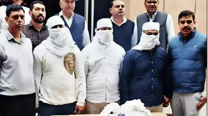 क्या सीन है… सिविल ड्रेस में असली पुलिस के सामने खड़े वर्दी पहने ‘नकली पुलिस’