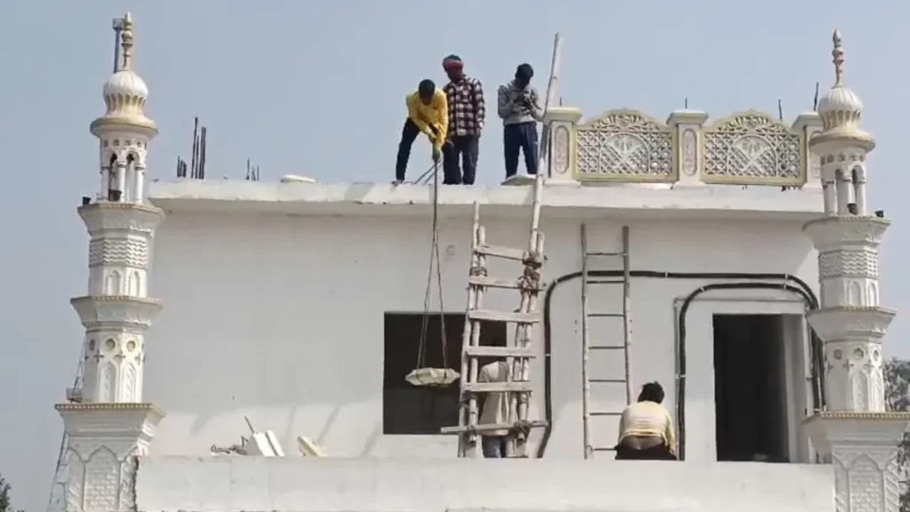 रमजान से पहले गोरखपुर में मुस्लिम समाज खुद गिरा रहे मस्जिद, क्या है 50 साल पुराना विवाद?