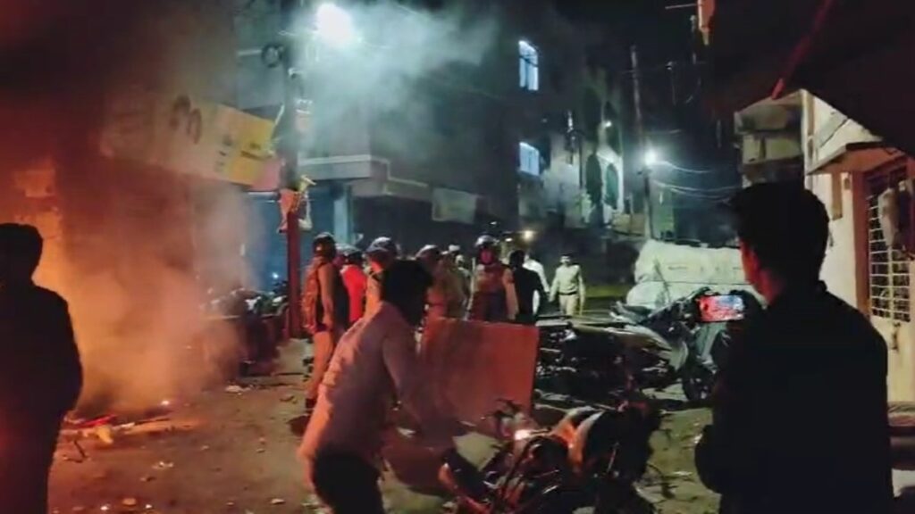 भारत के चैंपियन बनने से इंदौर के महू में दो पक्षों में विवाद, जमकर हुआ पथराव, पुलिस ने संभाला मोर्चा