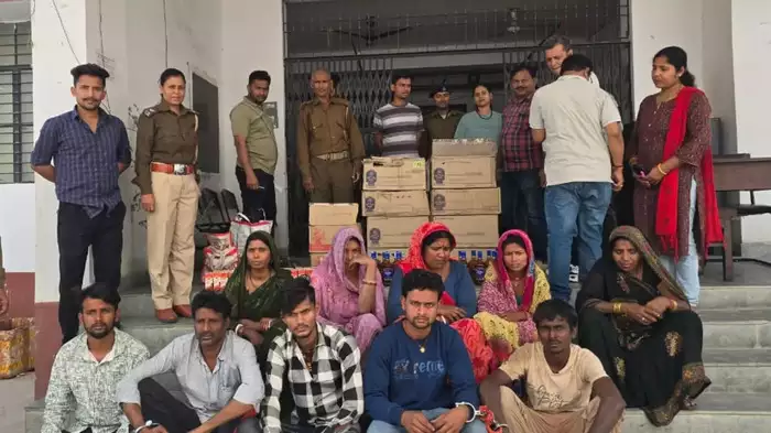 ढेर सारे मर्दों के बीच चार महिलाएं, रेल में चढ़ कर ‘वहां’ पहुंच गई पुलिस, नजारा देख साहब को बुलाना पड़ा
