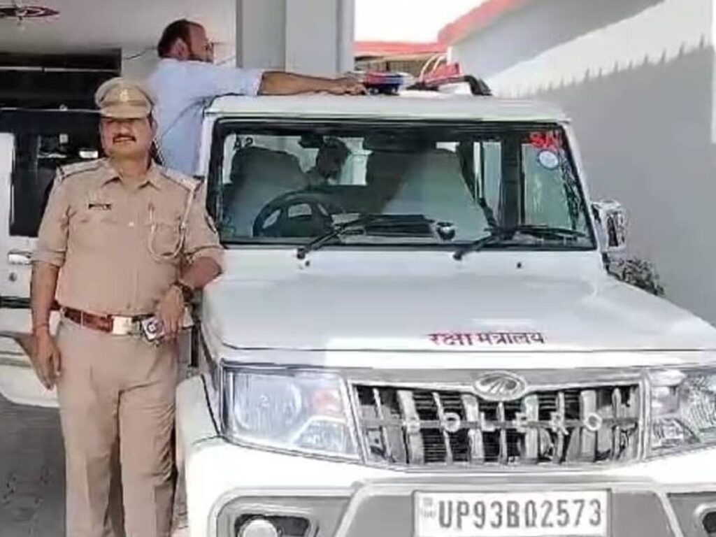 बेटी ने पिता को पकड़वाया, हूटर बजाते थाने पहुंचा दादा:बोला- रक्षा मंत्रालय में हूं, झांसी पुलिस ने सीज की बोलेरो