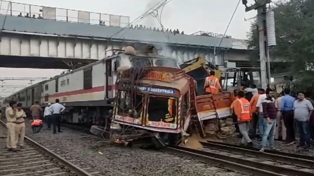 रेलवे फाटक तोड़कर पटरी पर जा पहुंचा ट्रक, सामने से आ रही ट्रेन ने मारी जोरदार टक्कर; उड़े परखच्चे
