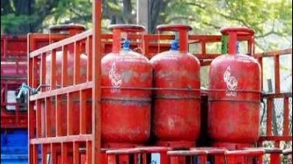 आम आदमी को झटका, रसोई सिलेंडर होगा 50 रुपए महंगा