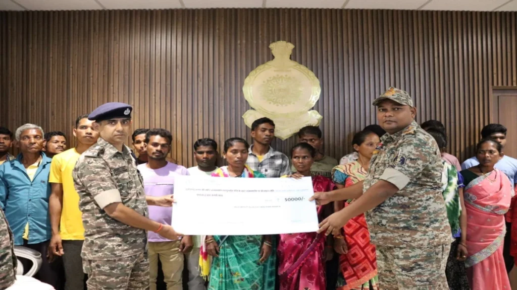 बीजापुर में गुरिल्ला हार्डकोर कुल 26 लाख के इनामी 22 नक्सलियों ने किया सरेंडर