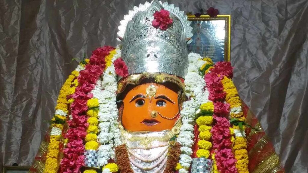 गूंगे बच्चों के मुंह से फूट पड़ते हैं बोल, 400 साल पुराने मंदिर में भवानी माता को कैंची चढ़ाने की है मान्यता