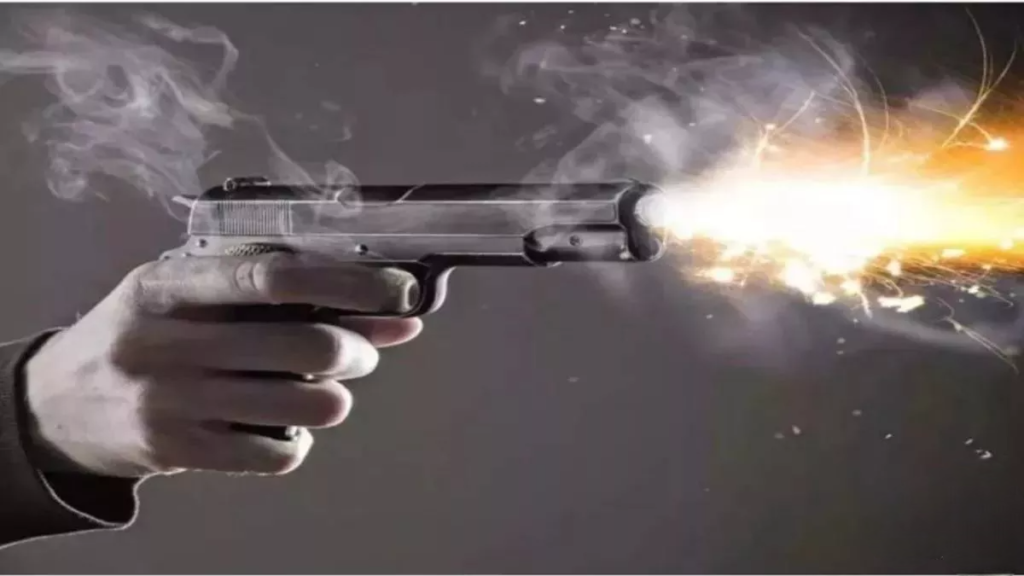 बेतिया पुलिस थाने में खून खराबा, सिपाही ने साथी के सीने में दाग दी 12 गोलियां, फिर छत पर चढ़कर लहराने लगा बंदूक