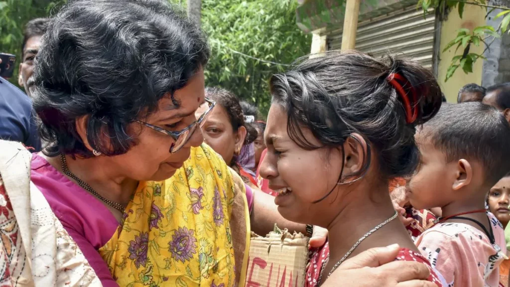 ‘अपनी बेटियों को दुष्कर्म के लिए भेजो…’ मुर्शिदाबाद में दंगाइयों ने महिलाओं से क्या-क्या कहा; NCW की अध्यक्ष ने बताया