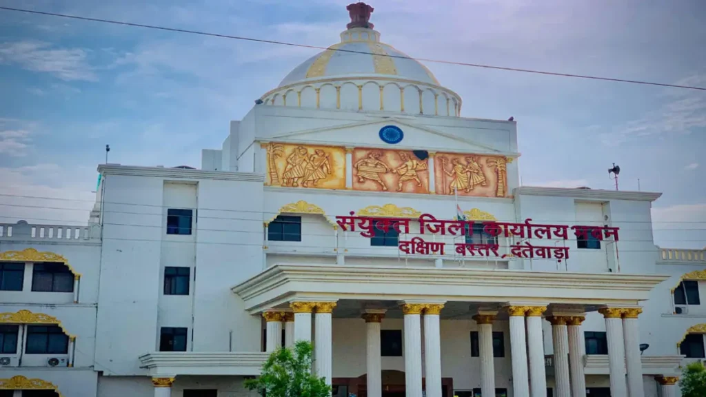 रिटायरमेंट से पहले सहायक आयुक्त ने की गड़बड़ी : आदिवासी बच्चों के हित में जारी पैसों का किया दुरुपयोग, 58 लाख रुपये किए पार