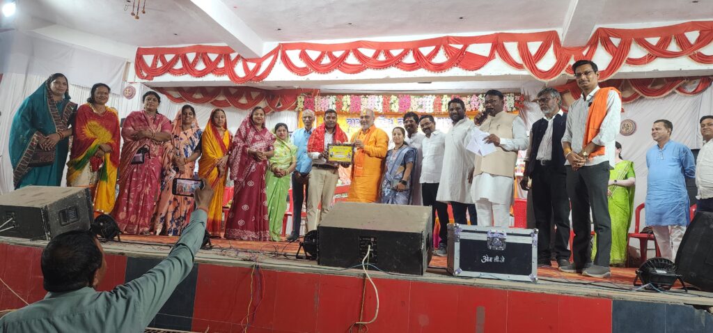 मां कल्याणी शीतला मंदिर समिति द्वारा आयोजित जनकवि बिसंभर यादव मरहा सम्मान व स्वर्गीय अलख राम स्मृति ,प्रतिभा, सम्मान समारोह 2025 कार्यक्रम में सम्मिलित हुए दुर्ग सांसद विजय बघेल व क्षेत्रीय विधायक ललित चंद्राकर