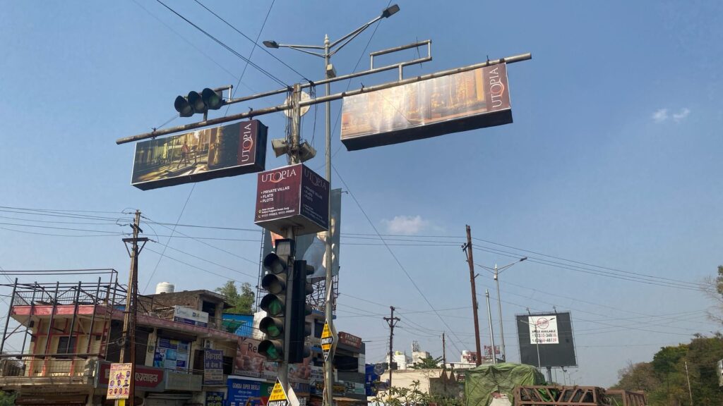 दुर्ग : वाहन चालको को यातायात नियमों के प्रति जागरूक करने राजेन्द्र प्रसाद चौक एवं पटेल चौक में लगाया गया जिंगल