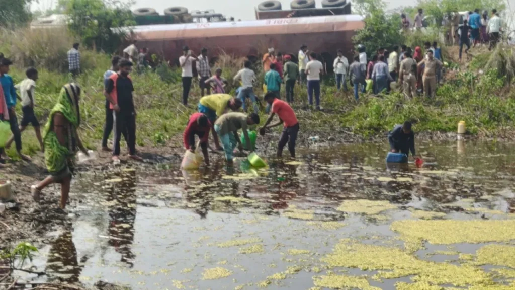 सरसों के तेल की लूट, तालाब में 18000 लीटर ऑयल; लूटने के लिए डिब्बा-बाल्टी और ड्रम लेकर पहुंचे लोग