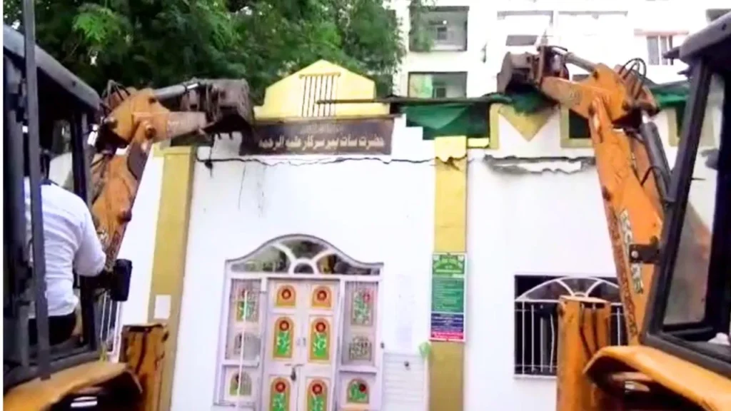 नासिक: रात को उड़ी अफवाह और भीड़ ने कर डाला पथराव, सुबह चल गया दरगाह पर बुलडोजर