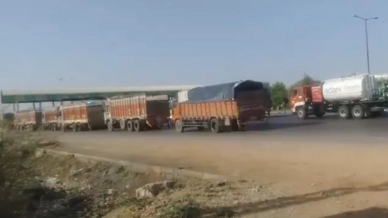 ‘राजस्थान में पुलिस सुरक्षा में गौ-तस्करी’ 52 ट्रकों में भरकर मध्य प्रदेश जा रहे गोवंश को बॉर्डर पर रोका