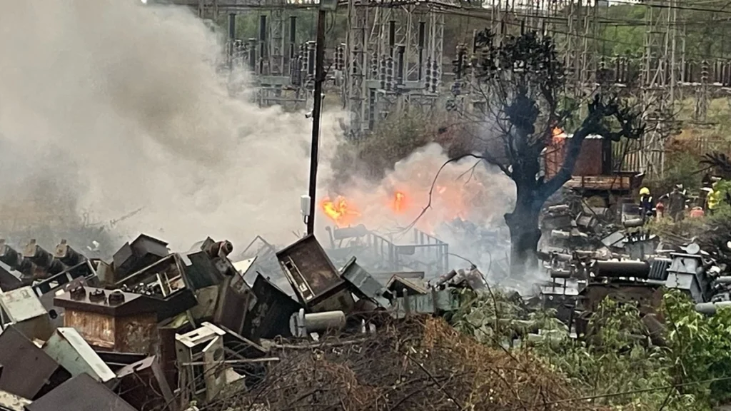 आंधी से बिजली कंपनी के कबाड़ में लगी आग, कुम्हारी में रेलवे क्रॉसिंग के पास पेड़ गिरने से रेल यातायात प्रभावित