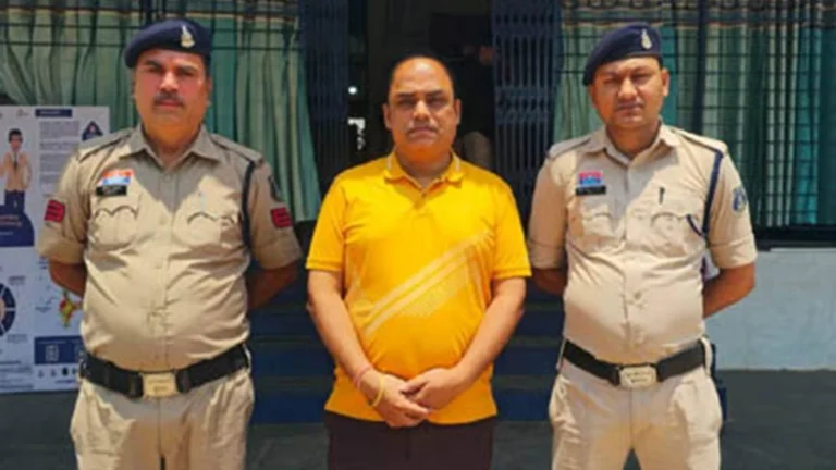 बिलासपुर में प्रमाण-पत्र का लालच देकर छात्र-छात्राओं से जबरन नमाज पढ़वाई, पुलिस ने रात तीन बजे प्रोफेसर को घर से उठाया