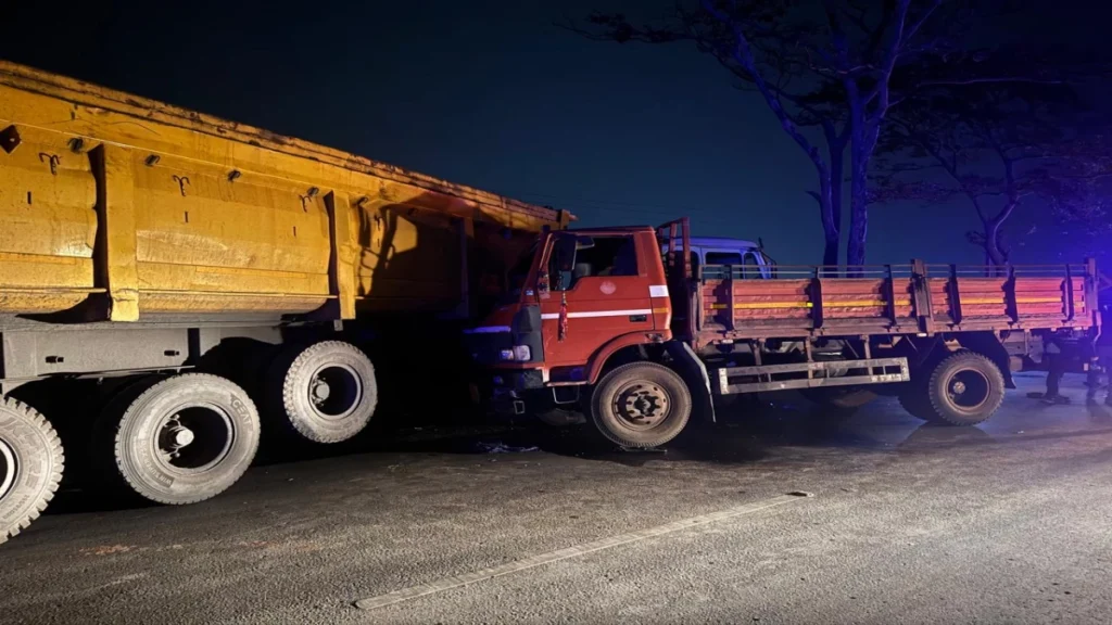 छत्‍तीसगढ़ में बड़ा हादसा: खरोरा में चौथिया से लौट रहे ग्रामीणों की माजदा और ट्रेलर में भीषण टक्कर, 14 लोगों की मौत, 30 घायल