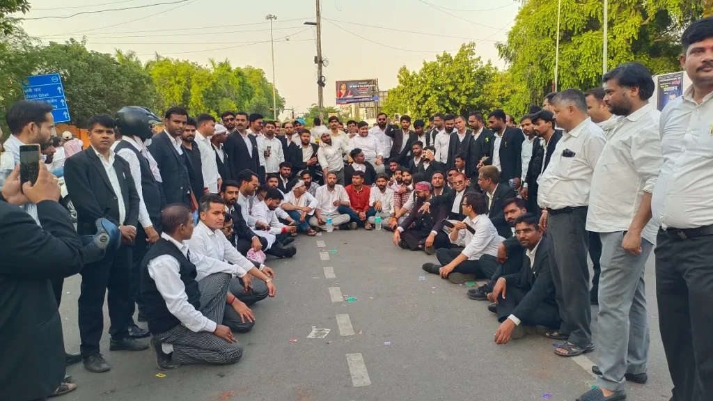 हाई कोर्ट के वकील की पिटाई का मामला गरमाया, नाराज अधिवक्ताओं ने किया रास्ता जाम