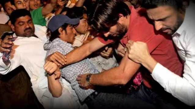 पाकिस्तानियों ने की शाहिद अफरीदी की जमकर कुटाई, एक के बाद एक कई थप्पड़ लगाए, वीडियो देखिए