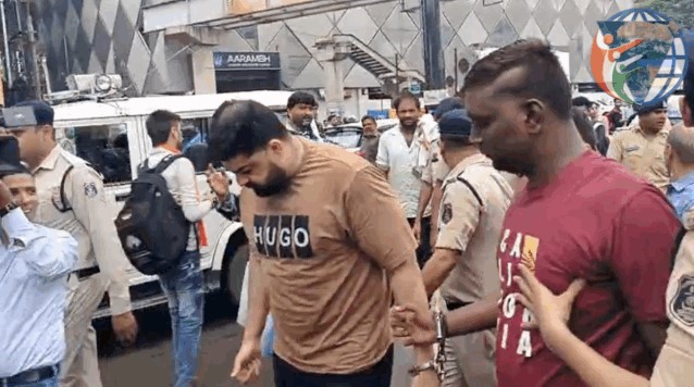 पत्रकारों से मारपीट करने वालों आरोपियों का पुलिस ने निकाला जुलूस