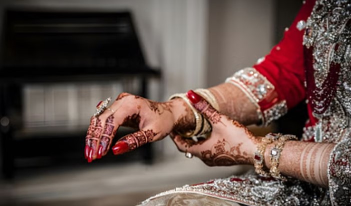 नौकरी पाने के बाद बहू ने सास से किया वादा तोड़ा, अपने ही विभाग के अफसर से रचाया विवाह