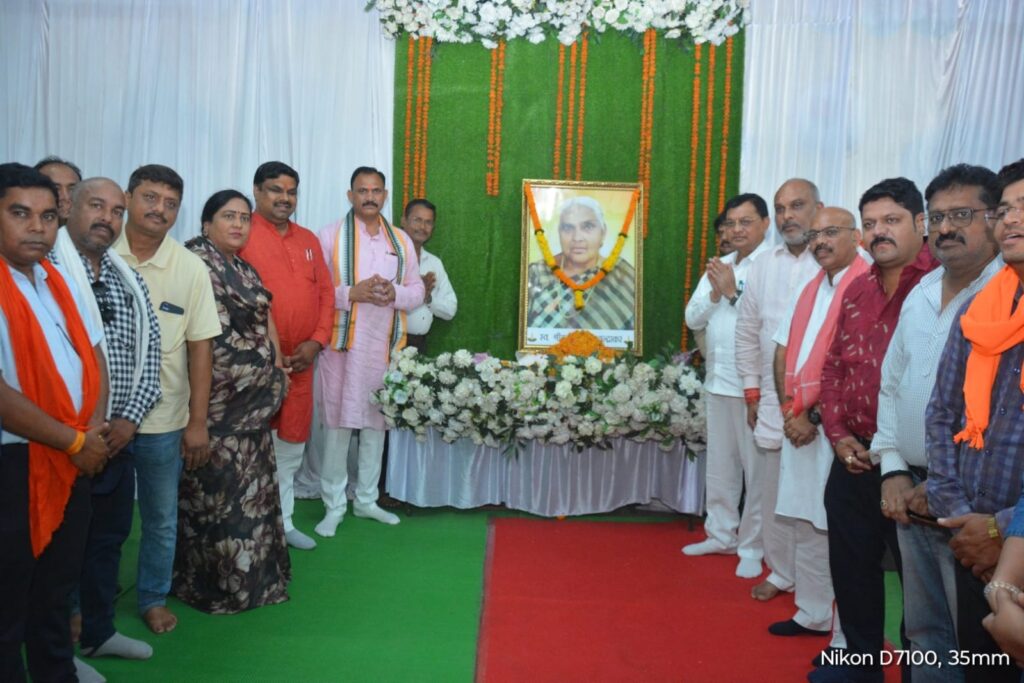 उपमुख्यमंत्री श्री साव, उद्योग मंत्री श्री देवांगन और स्वास्थ्य मंत्री श्री जायसवाल ने स्व. पूर्णिमा चन्द्राकर को दी श्रद्धांजली