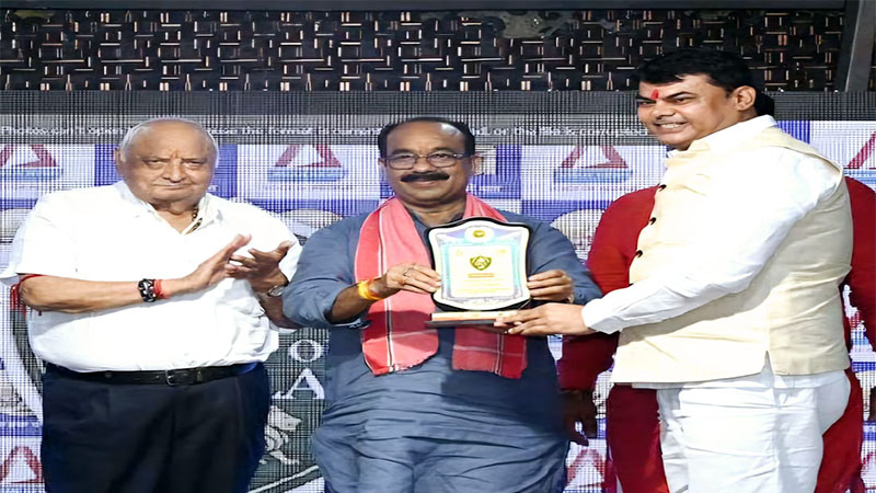 भिलाई बोल बम सेवा एवं कल्याण समिति के अध्यक्ष दया सिंह को माननीय उपमुख्यमंत्री  अरुण साव  के करकमलों से  “प्राइड ऑफ भिलाई अवॉर्ड” से सम्मानित किया