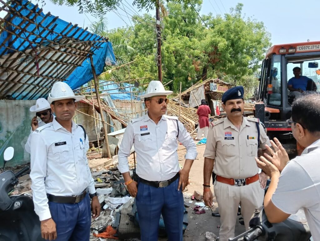 यातायात पुलिस दुर्ग द्वारा “ऑपरेशन – सुरक्षा” अभियान के तहत यातायात व्यवस्था को सुगम-सुरक्षित बनाने की जा रही है, आवश्यक कार्यवाही