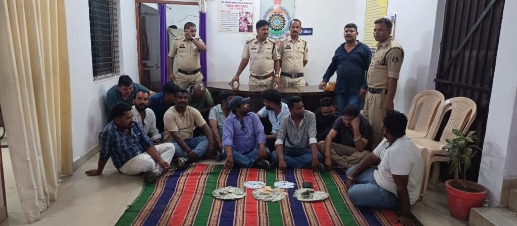 दुर्ग में जुए के फड़ में पुलिस का छापा:15 आरोपी गिरफ्तार, रायपुर के जुआरी भी शामिल, 1.24 लाख रुपए कैश बरामद