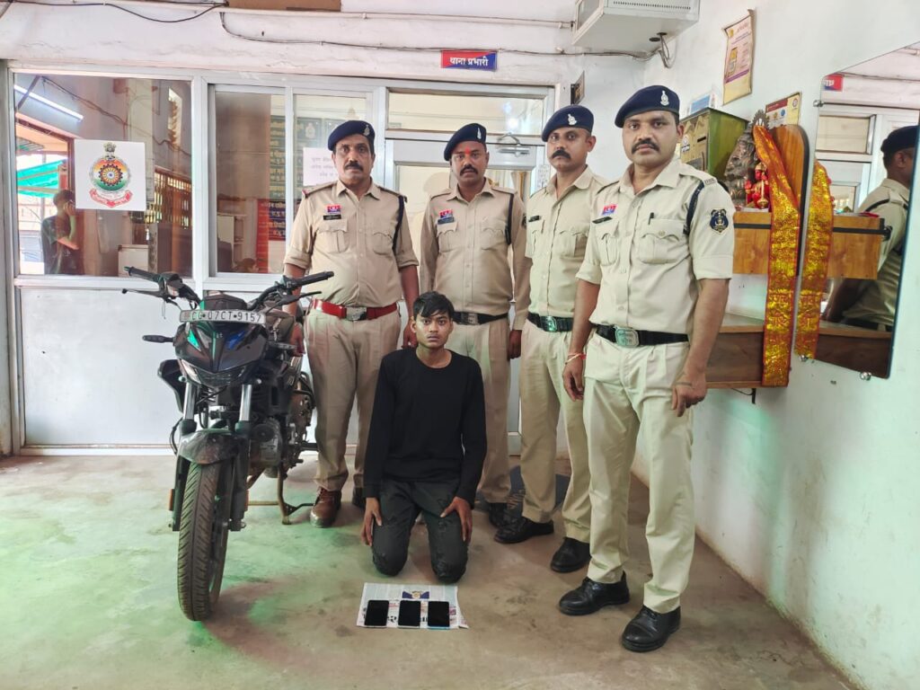 मोबाईल छिनकर भागने वाला आरोपी पकड़ाया, 3 नग मोबाईल व मोटर सायकल बरामद