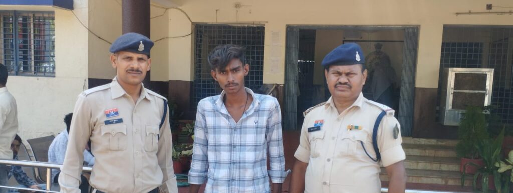 नीले रंग के कालेज बैग में छिपाकर लाया था गांजा, 4.284 कि.ग्रा. गांजा जप्त, आरोपी गिरफ्तार