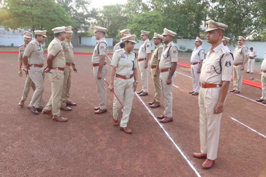 श्रीमती पद्मश्री तवंर, अतिरिक्त पुलिस अधीक्षक(आईयूसीएडब्ल्यू) जिला-दुर्ग द्वारा रक्षित केन्द्र, दुर्ग में आयोजित जनरल परेड की ली सलामी