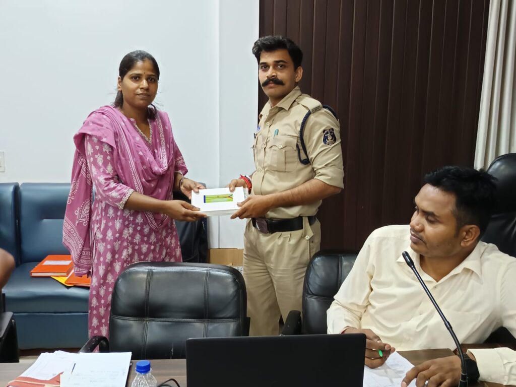 वरिष्ठ पुलिस अधीक्षक, दुर्ग व्दारा थाना/चौकी में कार्यरत एमओबी कर्मचारियों फिंगर प्रिण्ट सर्च स्लिम तैयार किए जाने हेतु दिया गया प्रशिक्षण