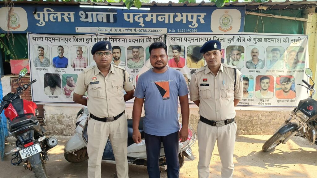 भय दिखाकर रकम वसूली का मामला: जेल प्रशासन के सहयोग से जेल प्रहरी को किया गया गिरफ्तार