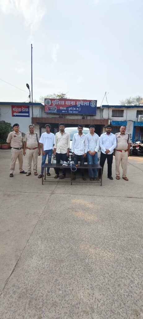 कार के अंदर अवैध रूप से हुक्का पीते 5 लोग गिरफ्तार