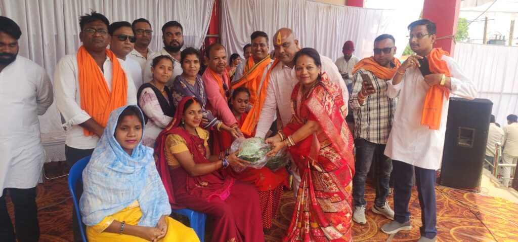 दुर्ग ग्रामीण विधायक ललित चंद्राकर द्वारा गर्भवती महिलाओं का गोद भराई व कुपोषित बच्चों को सुपोषण टोकरी प्रदान किया गया