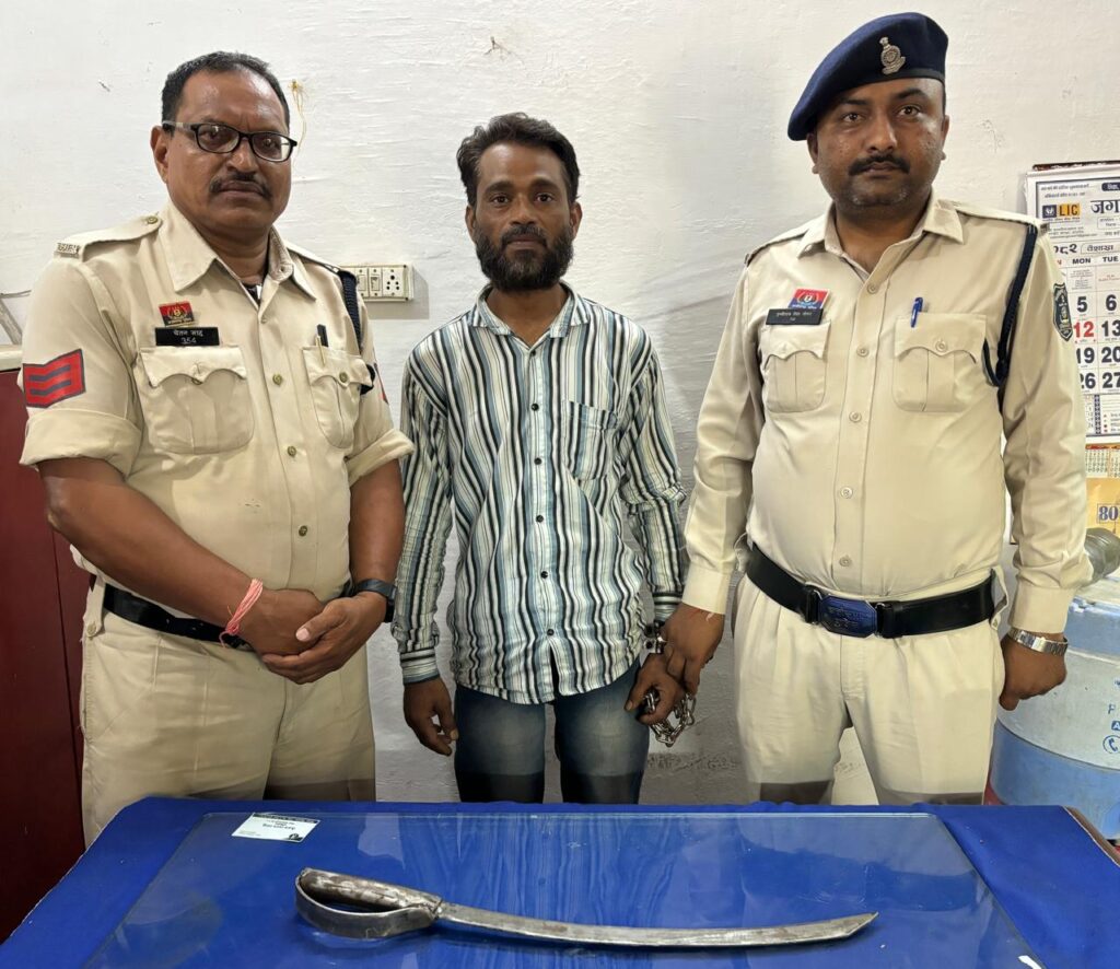 आम-लोगो को धारदार तलवार लहराकर डरा धमका रहा व्यक्ति पुलिस की गिरफ्त में