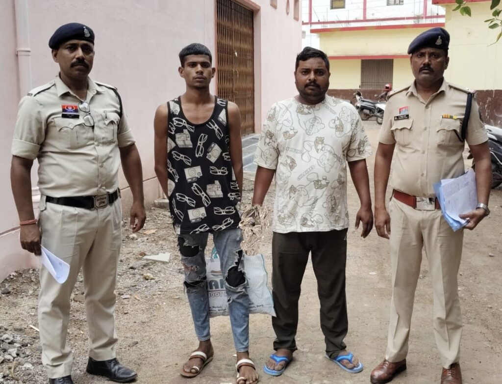 चोरी के मामले में 02 आरोपी एवं 01 विधि से संघर्षरत बालक गिरफ्तार, नगदी एवं केबल तार कीमती 1,05,000 रूपये बरामद