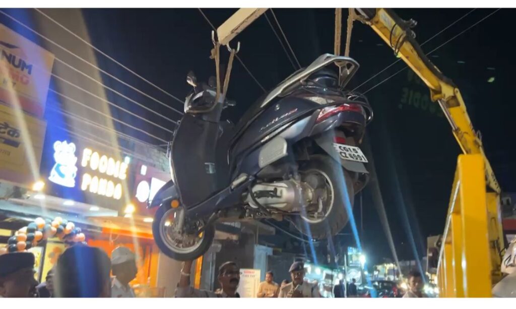 दो पहिया, चार पाहिया वाहनों एवं सड़क में खड़ी बसों पर ऑनलाइन चालान किया गया