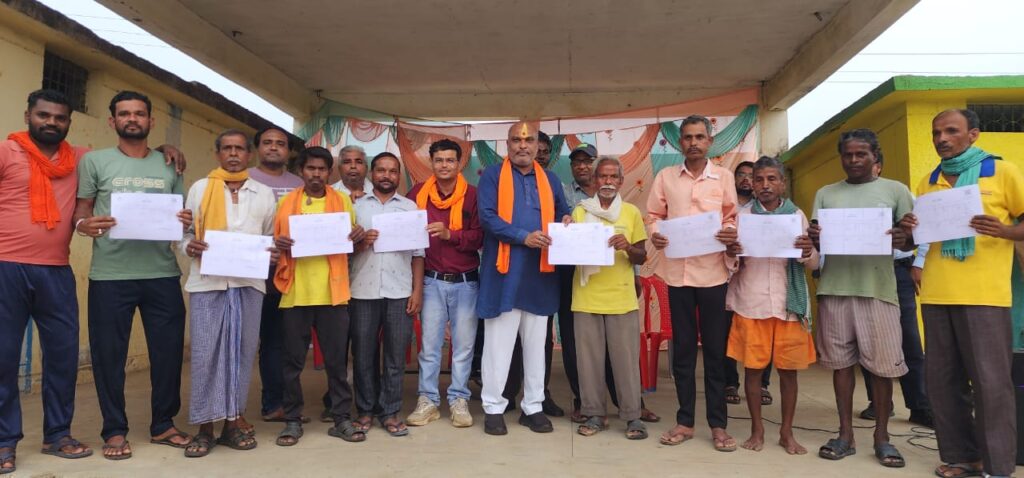 दुर्ग ग्रामीण विधायक ललित चंद्राकर ने स्वामित्व अधिकार अभिलेख योजना अन्तर्गत 244 लोगो को आबादी पट्टा  वितरण किया