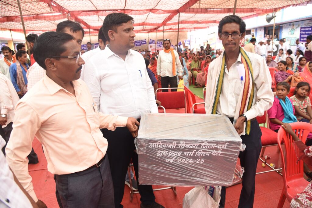 मनोज को मोची पेटी और औजार मिलने से काम करने में होगी आसानी