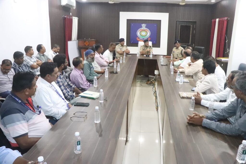 वरिष्ठ पुलिस अधीक्षक महोदय ने ली भिलाई इस्पात संयंत्र के ट्रेड यूनियनों की बैठक