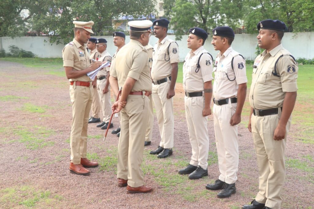 वरिष्ठ पुलिस अधीक्षक जिला दुर्ग द्वारा रक्षित केंद्र दुर्ग में आयोजित जनरल परेड की सलामी लिया गया