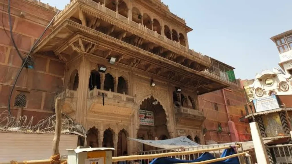 वृंदावन: अब देखते बनेगी श्री बांके बिहारी मंदिर की छटा, सुप्रीम कोर्ट ने एक साथ कई रोड़े खत्म किए