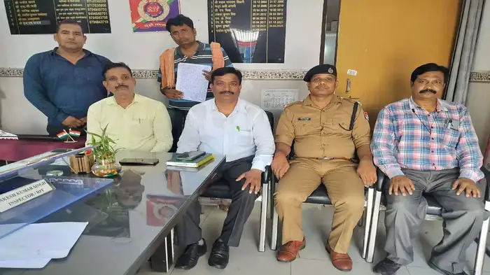 ट्रेन टिकट की दलाली कर रहे थे नेताजी, RPF ने जाल बिछाकर स्टेशन पर रंगे हाथों दबोच लिया, मुखबिर ने किया खेल