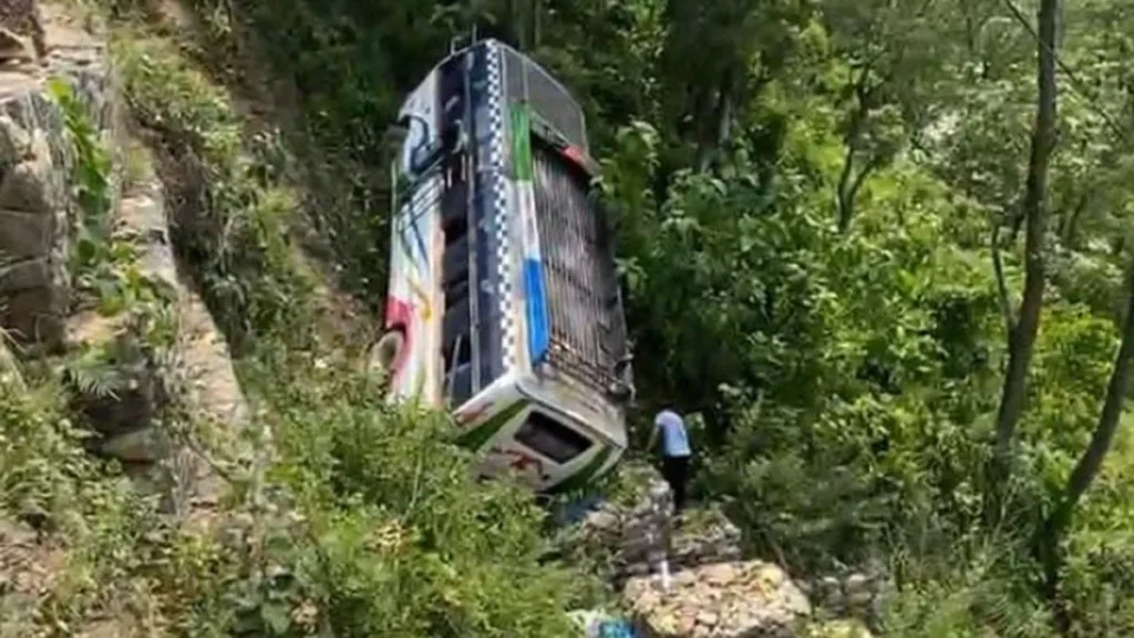 नेपाल के दांग व पाल्पा के पास खाई में गिरी यात्री बस, 44 घायल और छह की हालत गंभीर