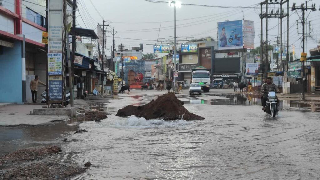 धमतरी शहर में लाखों लीटर पानी की बर्बादी, नगर निगम की लापरवाही, ठीकरा ठेकेदार पर फूटा