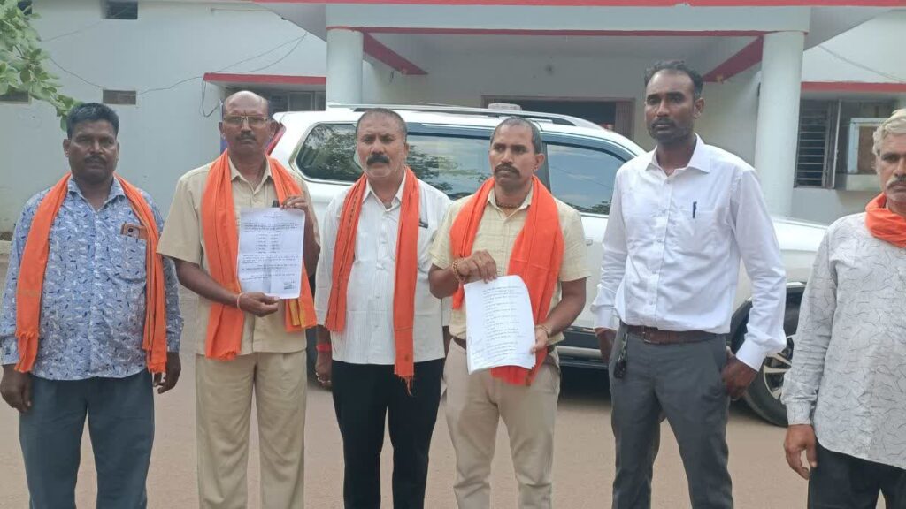 कवर्धा में सांसद प्रतिनिधि समेत गांव के 7 परिवार के 50 सदस्यों का सामाजिक बहिष्कार