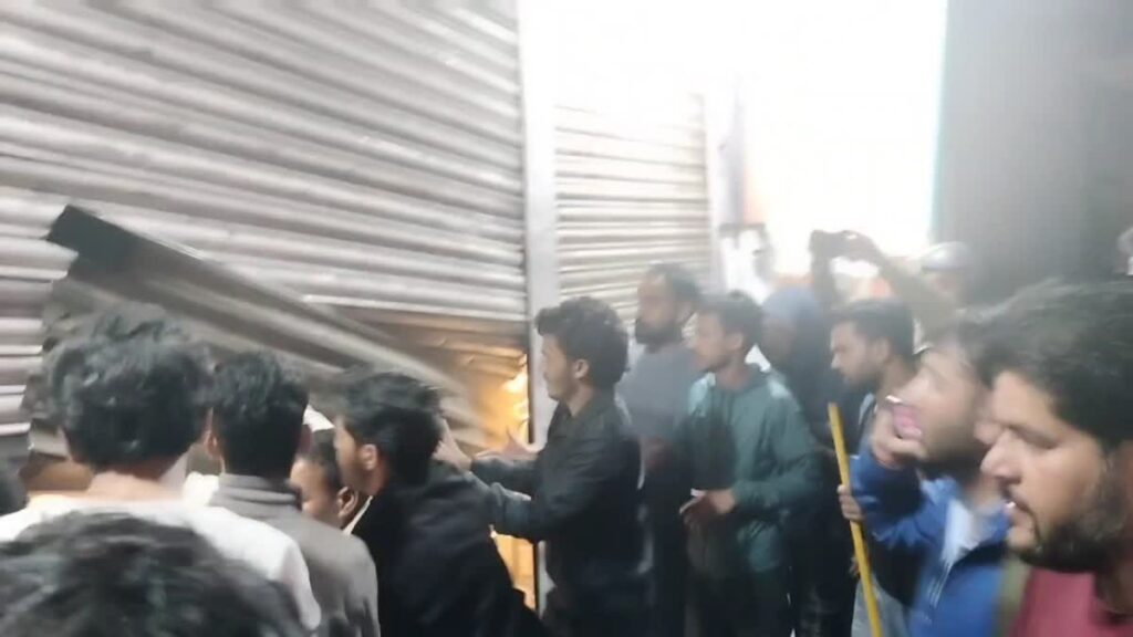 शराब की दुकान में ओवररेटिंग को लेकर जमकर चले लात-घूंसे, 2 गंभीर घायल