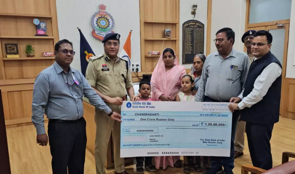 कांस्टेबल की सड़क हादसे में मौत, नामिनी को मिला 1 करोड़ रुपये का चेक